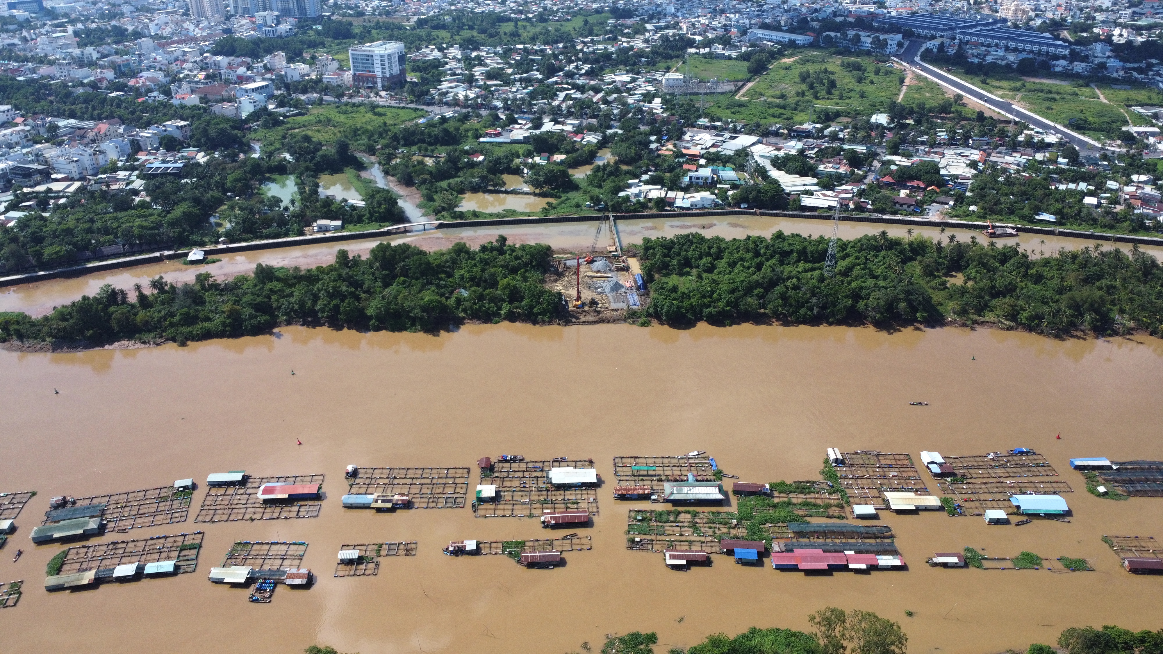 Thi công cầu Thống Nhất thuộc dự án đường trục trung tâm TP Biên Hoà. Ảnh: Hà Anh Chiến