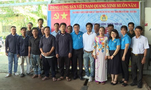 Lãnh đạo LĐLĐ huyện Thới Lai chụp ảnh cùng các đoàn viên mới. Ảnh: LĐLĐ huyện Thới Lai