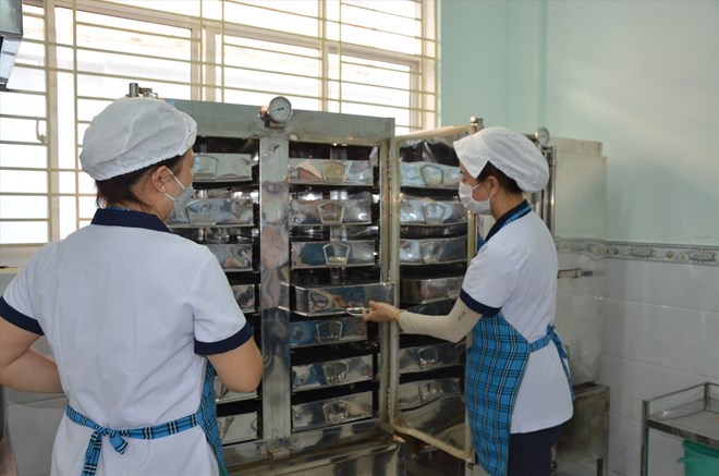 Một trường học đang chuẩn bị bữa ăn bán trú cho học sinh (ảnh minh họa). Ảnh: Chân Phúc