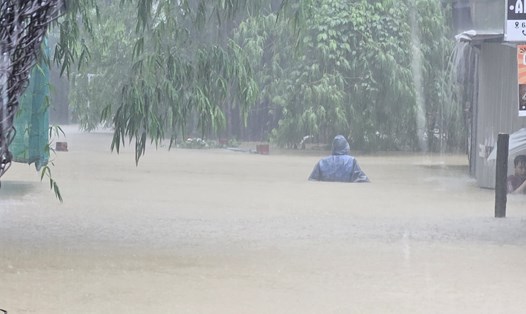 Ngày 13.10, mưa lớn diễn ra trên diện rộng tại Thừa Thiên Huế khiến nước tại một số nơi thấp trũng dâng cao. Ảnh: Phúc Đạt