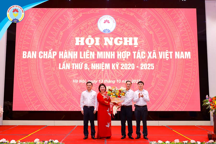 Thường trực Liên minh Hợp tác xã Việt Nam tặng hoa chúc mừng bà Cao Xuân Thu Vân, Chủ tịch Liên minh Hợp tác xã Việt Nam.  