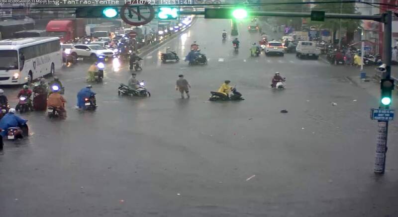 Khu vực cầu vượt Ngã ba Huế ngập nặng. UBND TP Đà Nẵng