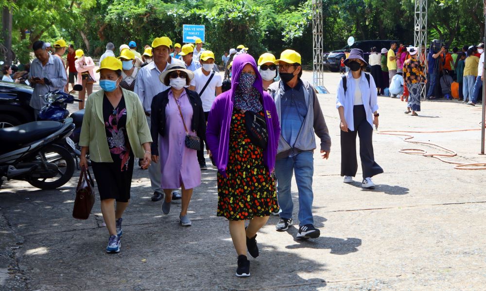 Nhiều đoàn du khách đến tham quan tháp Pô Sah Inư, TP Phan Thiết đùng dịp lễ hội Katê. Ảnh: Duy Tuấn