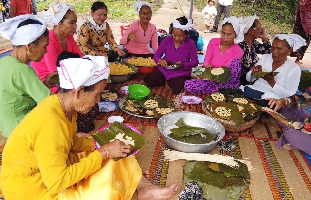 Những người phụ nữ Chăm làm bánh gừng truyền thống. Ảnh: Duy Tuấn