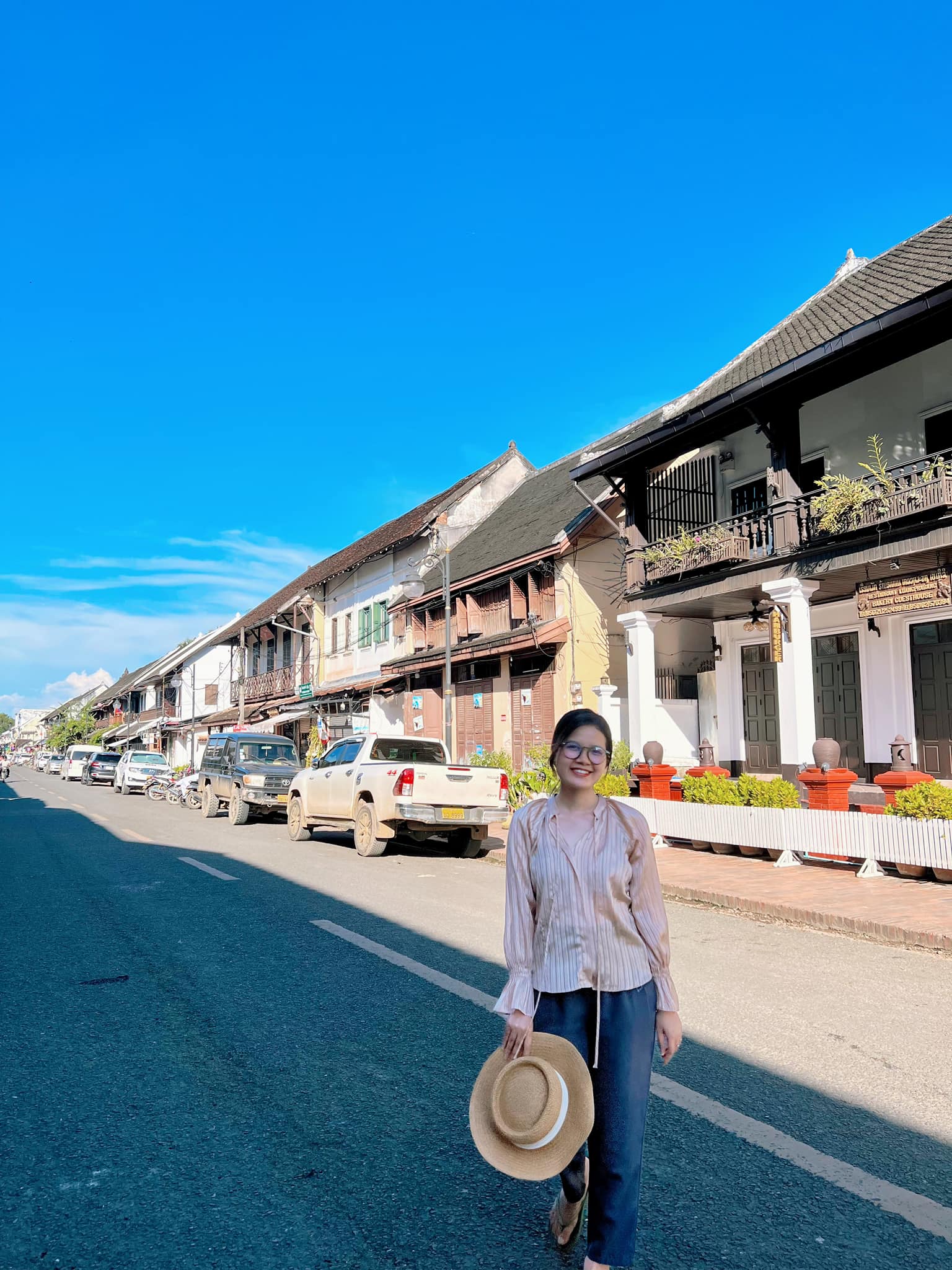 Nhung Bùi chụp ảnh kỷ niệm ở Luangprabang. Ảnh: FBNV.