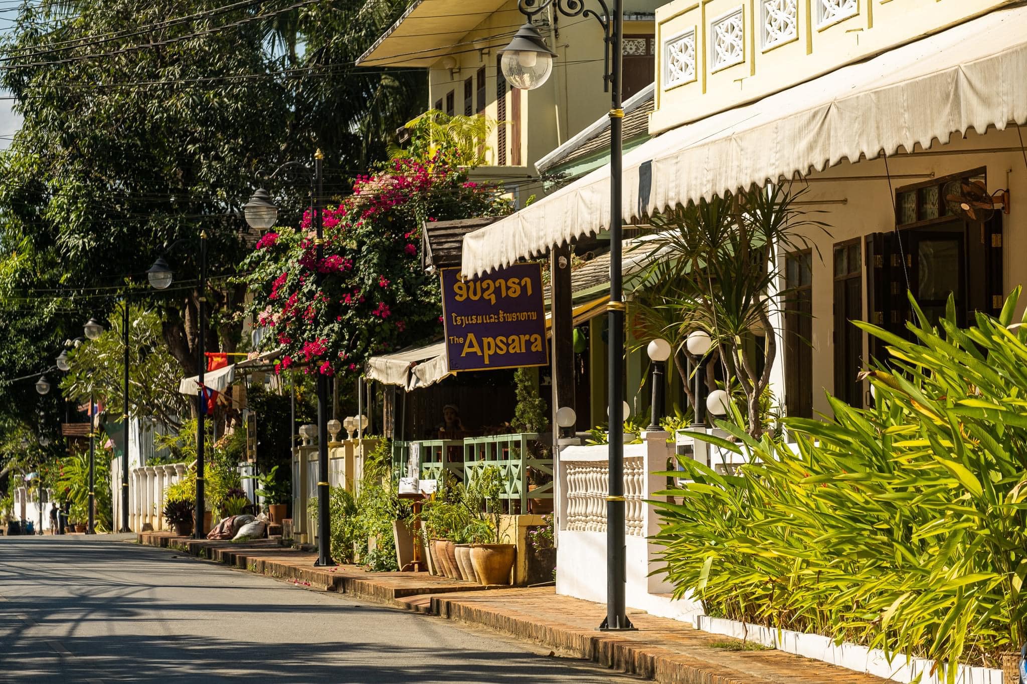 Đường xá rộng rãi, sạch sẽ ở Luangprabang. Ảnh: FBNV.