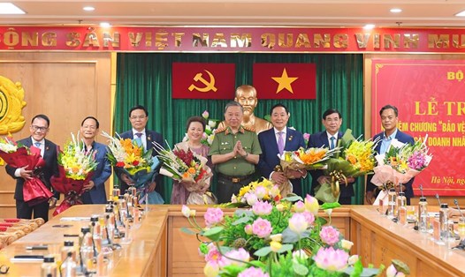 Bộ trưởng Tô Lâm trao Kỷ niệm chương "Bảo vệ an ninh Tổ quốc" tặng các doanh nhân. Ảnh: Bộ Công an