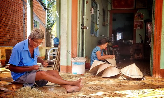 Dù thu nhập thấp, nhưng còn khoảng 20 người ở huyện Long Hồ muốn lưu giữ nghề chằm nón lá. Ảnh: Hoàng Lộc
