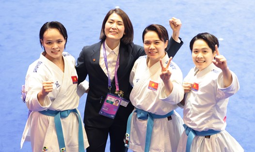 Huấn luyện viên Nguyễn Hoàng Ngân và Đội tuyển karate Việt Nam đã giành được tấm Huy chương Vàng tại ASIAD 19. Ảnh: Bùi Lượng
