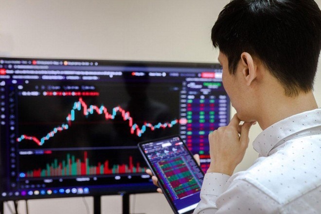 Người đàn ông mất tiền tỉ vì dính bẫy lừa đảo đầu tư chứng khoán. Ảnh minh hoạ: Gia Miêu