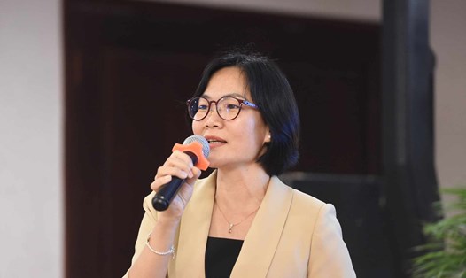 Bà Phạm Thanh Thủy - Trưởng phòng chống vi phạm bản quyền, Công ty TNHH Truyền hình số vệ tinh Việt Nam - trình bày các giải pháp để ngăn chặn các trang web bóng đá lậu, phim lậu. Ảnh: Nguyễn Đăng
