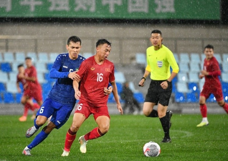Đội tuyển Việt Nam gặp khó khăn trước lối chơi kín kẽ của các cầu thủ Uzbekistan. Ảnh: UFA