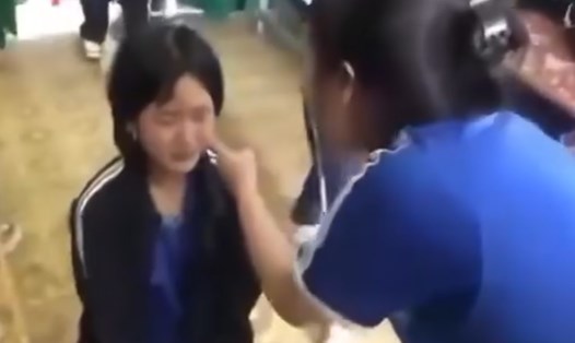 Một nữ sinh lớp 8 ở thành phố Bảo Lộc (Lâm Đồng) bị nhóm bạn cùng lớp đánh hội đồng. Ảnh: Người dân cung cấp
