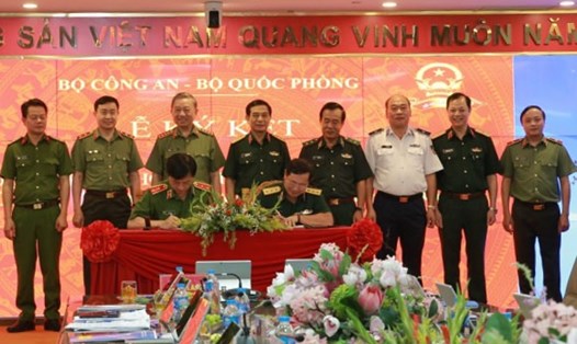 Bộ trưởng Tô Lâm và Bộ trưởng Phan Văn Giang chứng kiến Lễ ký kết Kế hoạch phối hợp triển khai Đề án 06 của Chính phủ giữa hai bộ. Ảnh: Bộ Công an