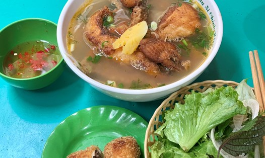 Quán ăn có hai món độc lạ là cá cuộn thịt và chả cá nhà làm. Ảnh: Nhật Minh