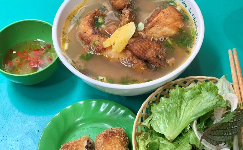 Quán ăn có hai món độc lạ là cá cuộn thịt và chả cá nhà làm. Ảnh: Nhật Minh