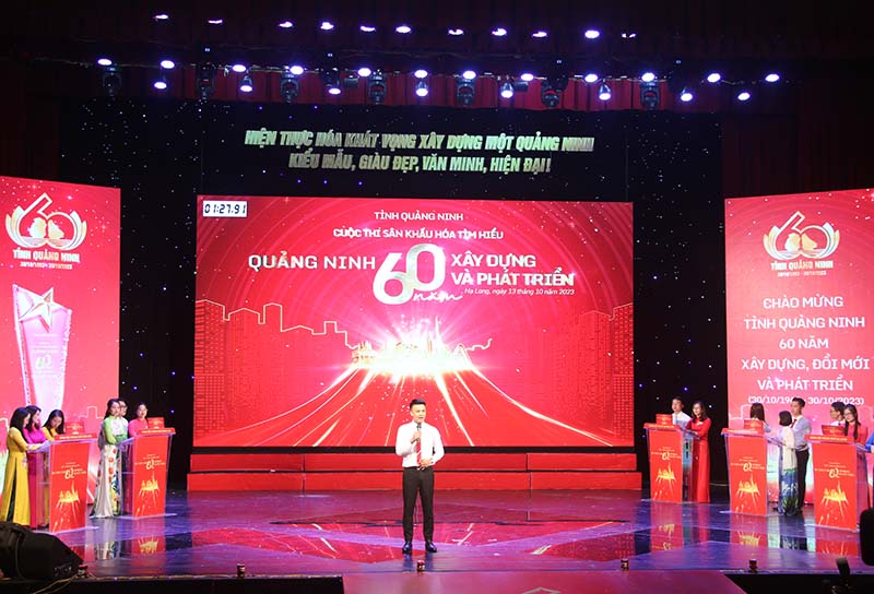 Thí sinh Nguyễn Văn Tuấn (Đảng bộ TX Quảng Yên) giành giải thí sinh thuyết trình hay nhất trong phần thi hiểu biết.