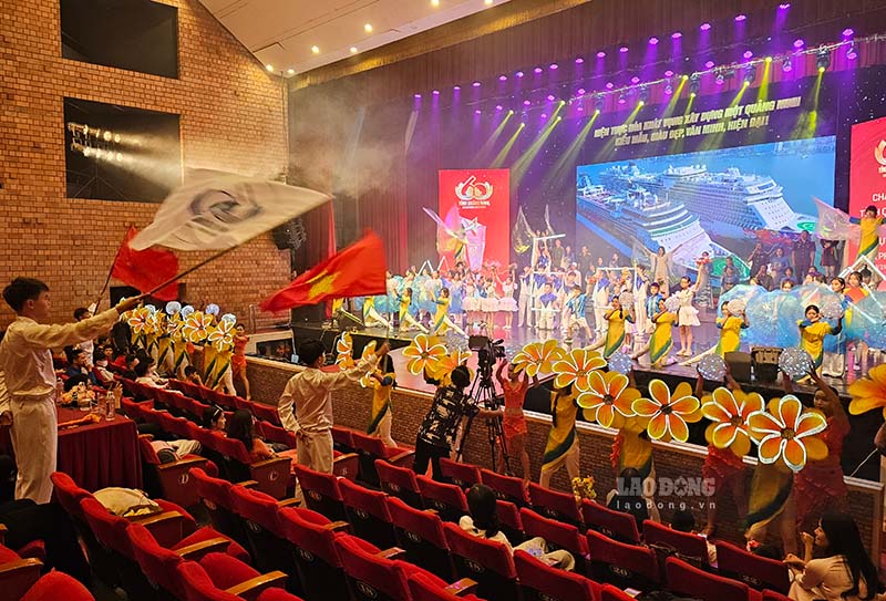Có hơn 500 thí sinh, diễn viên đến từ 6 Đảng bộ thành phố Uông Bí, Cẩm Phả, Móng Cái, Hạ Long; thị xã Quảng Yên, Đông Triều.