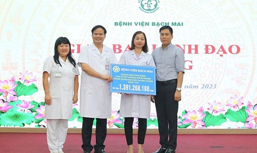 Bệnh viện Bạch Mai đã trao gần 1,4 tỉ đồng ủng hộ gia đình bác sĩ Nhung - một trong những nạn nhân hồi phục sau vụ cháy chung cư mini ở Khương Hạ. Ảnh: Bệnh viện Bạch Mai