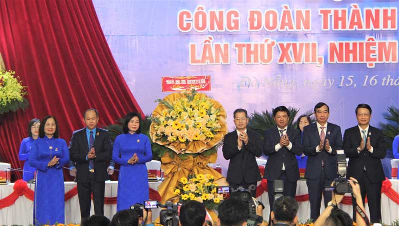 Lãnh đạo Thành ủy, UBND thành phố Đà Nẵng tặng hoa chúc mừng Đại hội. Ảnh: Tường Minh
