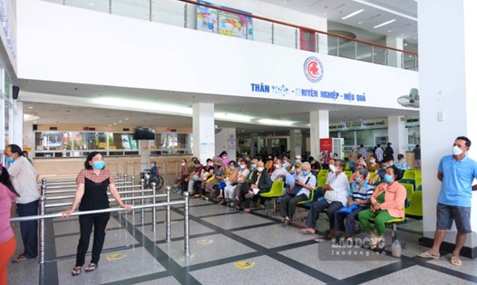 Bệnh nhân chờ nhận thuốc BHYT tại Bệnh viện đa khoa TP Cần Thơ. Ảnh: Phong Linh