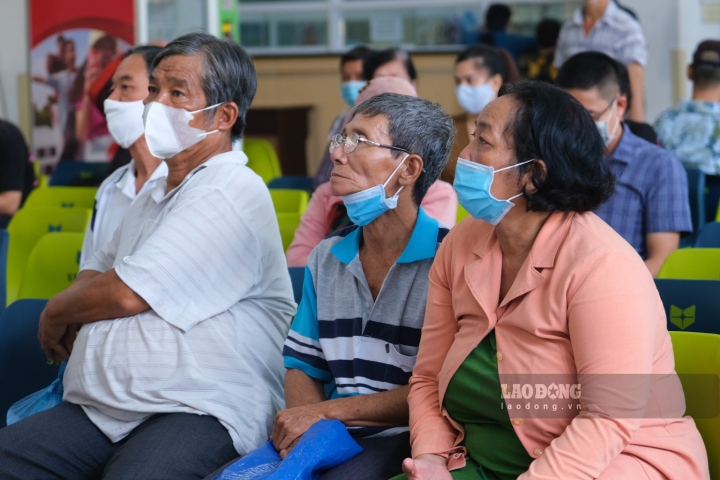 Bệnh nhận chờ nhận thuốc BHYT tại Bệnh viện đa khoa TP Cần Thơ. Ảnh: Phong Linh