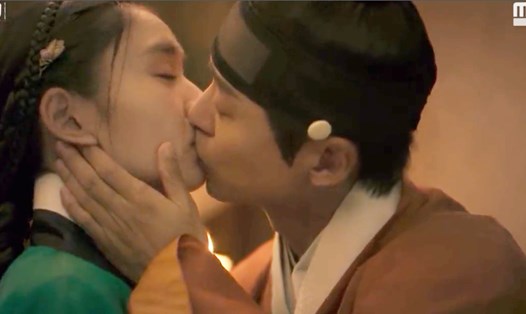 Cảnh hôn của Nam Goong Min, Ahn Eun Jin trong phim “Người yêu dấu 2”. Ảnh: CMH