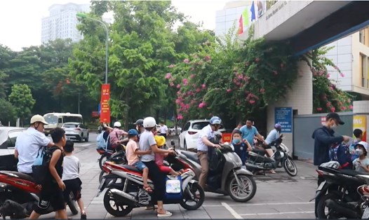 Tiềm ẩn mất an toàn giao thông trước cổng trường ở Hà Nội. Ảnh: BÌNH AN