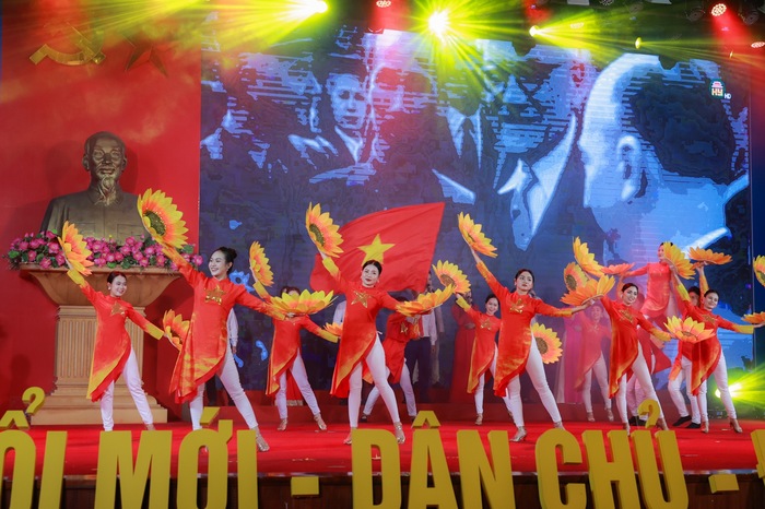 Tiết mục ca múa nhạc chào mừng Đại hội XIX Công đoàn tỉnh Hưng Yên, nhiệm kỳ 2023-2028. Ảnh: Hải Nguyễn