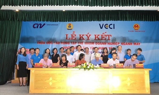 Đại diện người lao động là LĐLĐ huyện Văn Lâm ký kết Thoả ước lao động tập thể nhóm với các doanh nghiệp May. Ảnh: Hà Anh