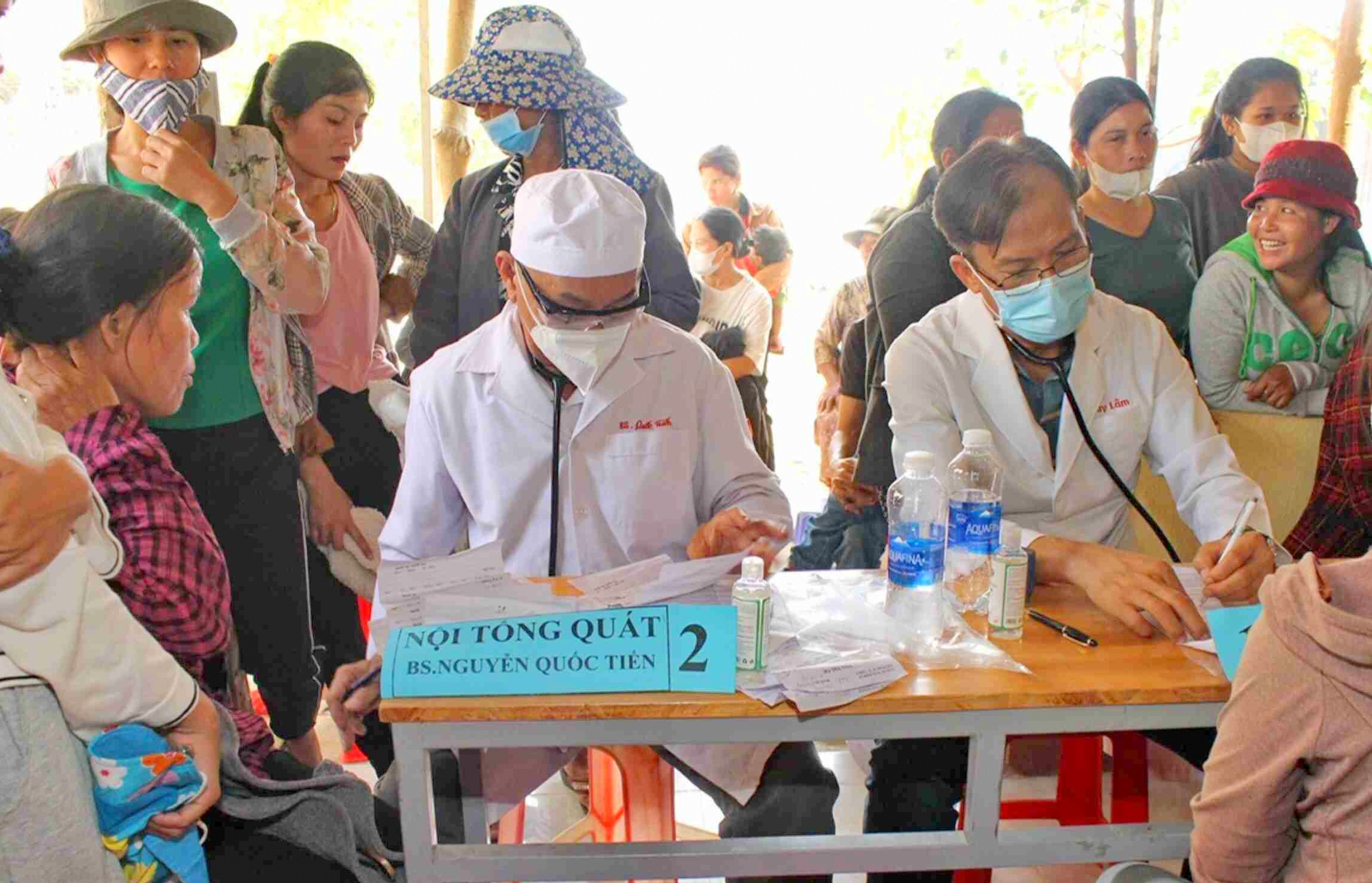 Lương y Nguyễn Quốc Tiến thường xuyên tham gia làm việc thiện ở địa phương. Ảnh: Lê Nguyên