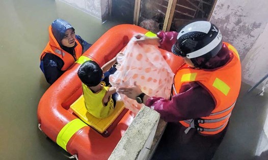 Lực lượng cứu hộ và tình nguyện viên ứng cứu người dân tại Đà Nẵng. Ảnh: Tiên Sa
