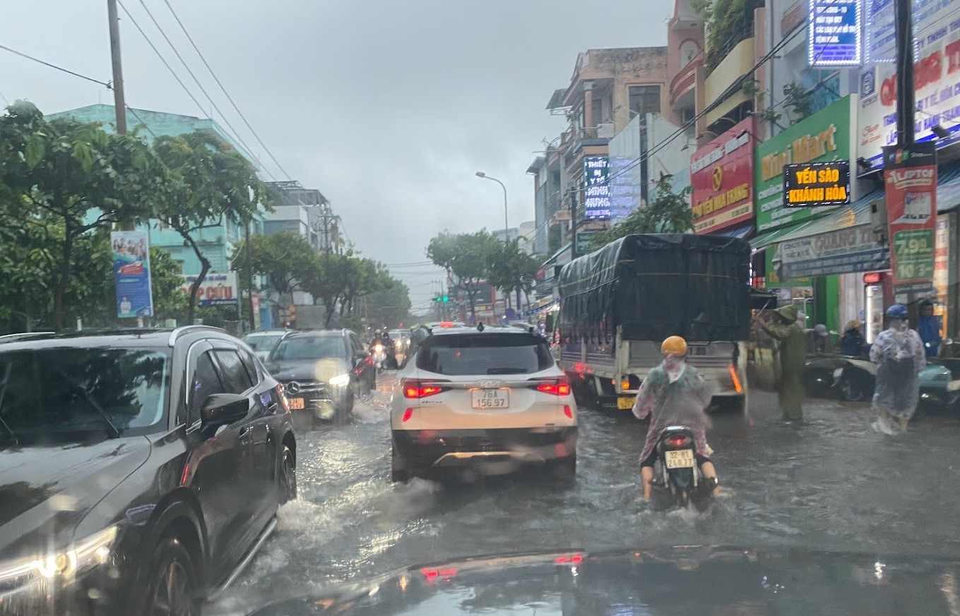 Nhiều đường phố khu vực trung tâm TP.Đà Nẵng bị ngập lụt. Ảnh: An Thượng