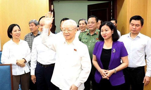 Tổng Bí thư Nguyễn Phú Trọng và các đại biểu Quốc hội Thành phố Hà Nội tiếp xúc cử tri trước Kỳ họp thứ 6, Quốc hội khoá XV. Ảnh: Trí Dũng/TTXVN