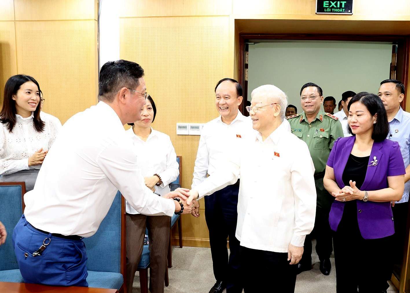 Tổng Bí thư Nguyễn Phú Trọng và các đại biểu Quốc hội Thành phố Hà Nội tiếp xúc cử tri tại quận Đống Đa, sáng 14.10. Ảnh: Trí Dũng/TTXVN