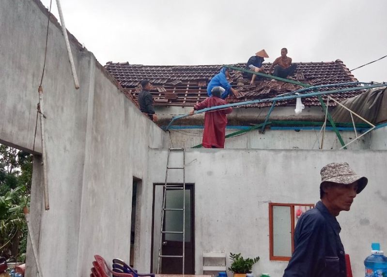 Chính quyền xã Bình Quý huy động nhân lực hỗ trợ người dân có nhà bị tốc mái sớm ổn định chổ ở. Ảnh UBND xã Bình Quý. 