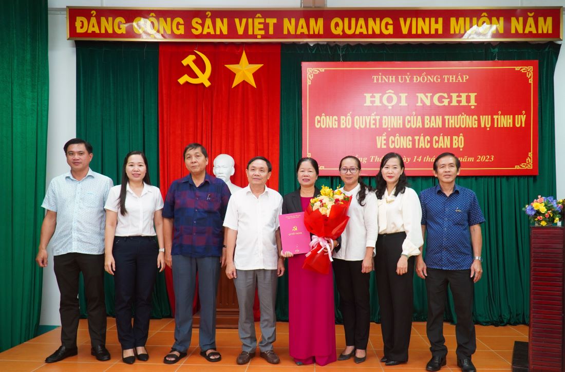 Lãnh đạo 2 đơn vị LĐLĐ tỉnh và Sở Tài Chính cùng ông Phan Văn Thắng,  chúc mừng các đồng chí nhận quyết định điều động cán bộ của Ban Thường vụ Tỉnh ủy Đồng Tháp. Ảnh: Lục Tùng