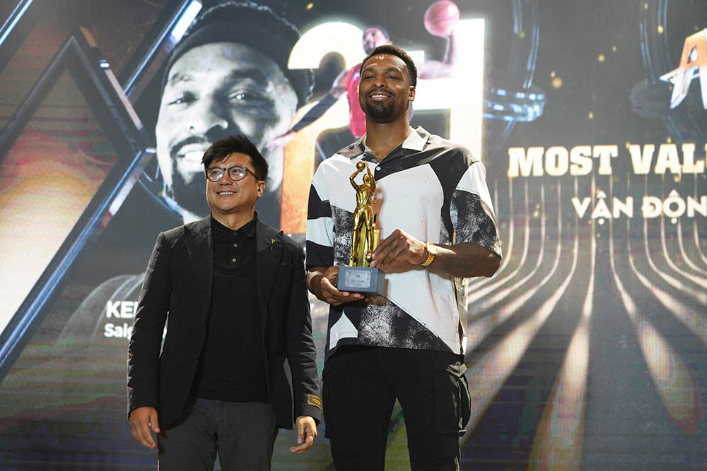 Kentrell Barkley nhận giải cầu thủ xuất sắc nhất năm của VBA. Ảnh: VBA