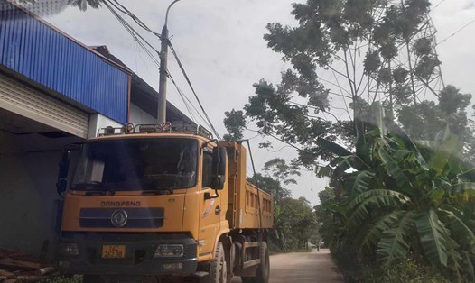 Cần kiểm soát chặt xe tải chở vật liệu thi công dự án đường liên kết vùng. Ảnh: Minh Hạnh 