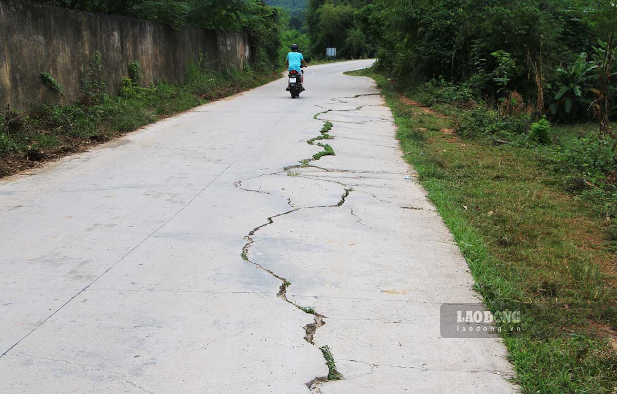 Tuyến đường liên xã ĐH04 bằng bê tông có chiều dài 27km nối liền 6 xã nằm dọc theo đê sông Lô của huyện Sơn Dương (Tuyên Quang) được nâng cấp đưa vào sử dụng đầu năm 2019. Đến nay, một số điểm đoạn trên tuyến đã xuất hiện tình trạng lún nứt, mặt đường vỡ toác.