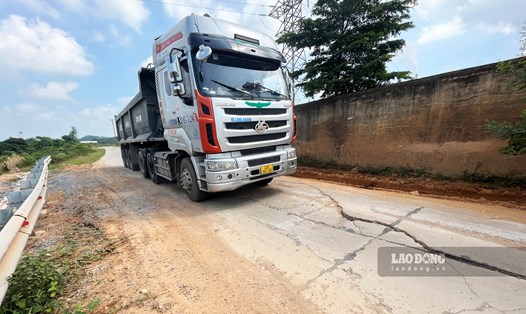 Xe tải lớn, xe đầu kéo thường xuyên hoạt động trên tuyến ĐH04 (Sơn Dương, Tuyên Quang) được cho là nguyên nhân dẫn tới tình trạng mặt đường lún, nứt toác.