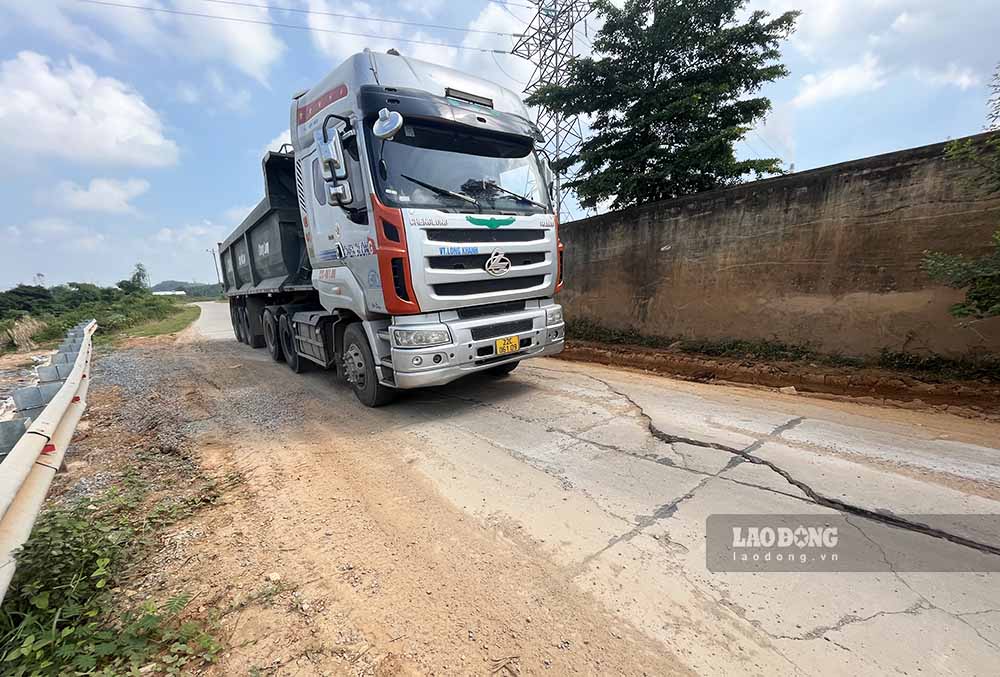 Theo chị Nguyễn Thị Sinh (xã Vĩnh Lợi), xe quá tải lớn, xe đầu kéo chở cát sỏi quần thảo đêm ngày cũng là nguyên nhân khiến đoạn đường này nhanh chóng bị vỡ nát, xuống cấp.