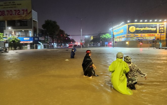 Ngập lụt khu vực bến xe, quận Liên Chiểu (Đà Nẵng). Ảnh: Thành Long
