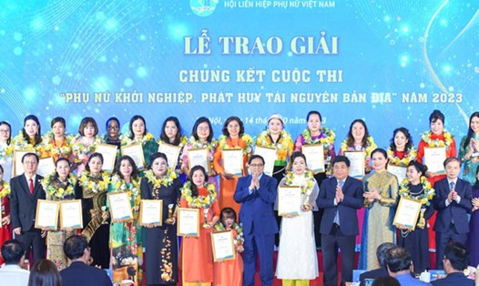 Thủ tướng Chính phủ Phạm Minh Chính cùng các đại biểu chụp ảnh lưu niệm tại lễ trao giải. Ảnh: VGP/Nhật Bắc

