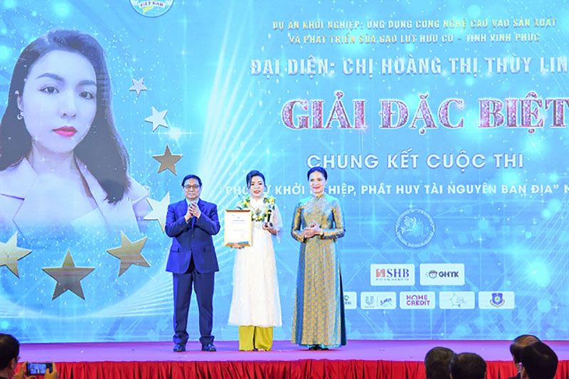 Thủ tướng Phạm Minh Chính và Chủ tịch Hội Liên hiệp Phụ nữ Việt Nam Hà Thị Nga trao giải đặc biệt cuộc thi “Phụ nữ khởi nghiệp, phát huy tài nguyên bản địa” năm 2023. Ảnh: VGP