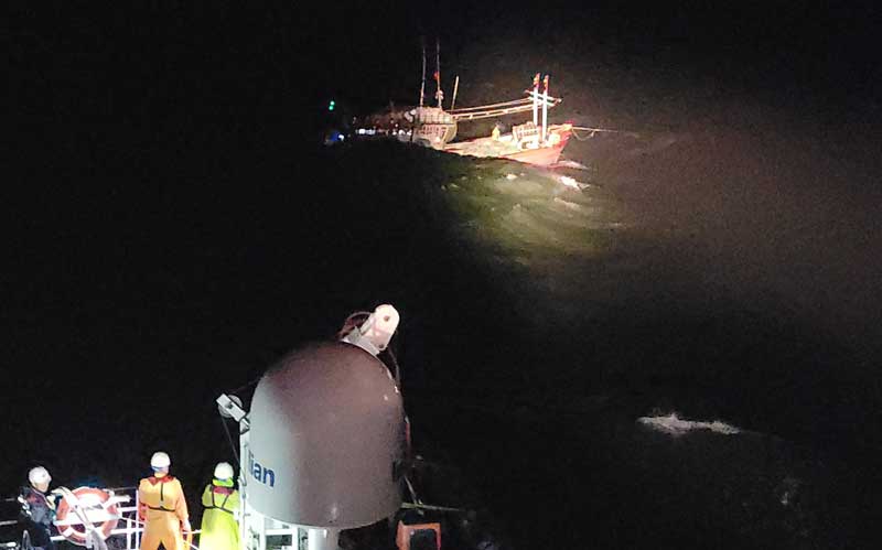 Tàu cứu nạn tiếp cận với tàu cá bị chìm trong đêm 13.10. Ảnh: Nguyên Thi