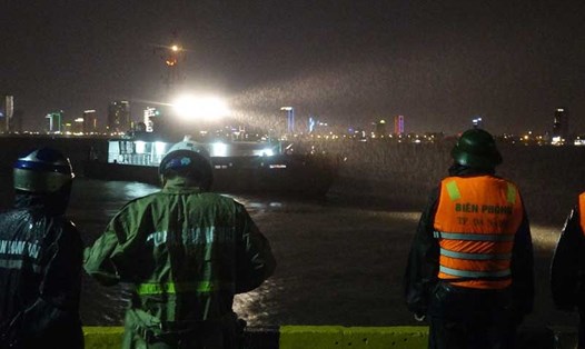 Các lực lượng cứu nạn, cứu hộ Đà Nẵng phối hợp ứng cứu kịp thời tàu cá cùng 14 ngư dân. Ảnh: Nguyên Thi