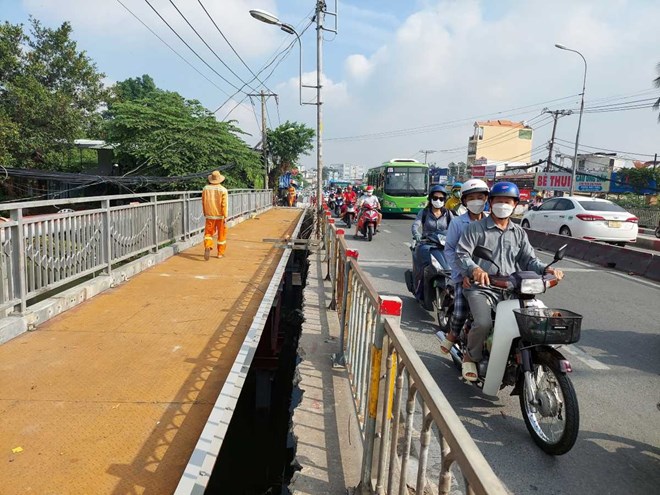 TPHCM làm cầu tạm, giải cứu kẹt xe cầu Ông Dầu trên Quốc lộ 13