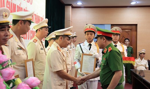 Thiếu tướng Nguyễn Thanh Tùng - Phó Giám đốc CATP, trao quyết định bổ nhiệm Điều tra viên cấp xã. Ảnh: CAHN