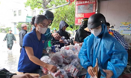 Lực lượng thanh niên TP Đà Nẵng hỗ trợ người dân nơi bị ngập mua lương thực. Ảnh: Mỹ Linh